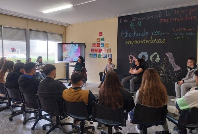 FOTO CHARLANDO CON EMPRENDEDORAS